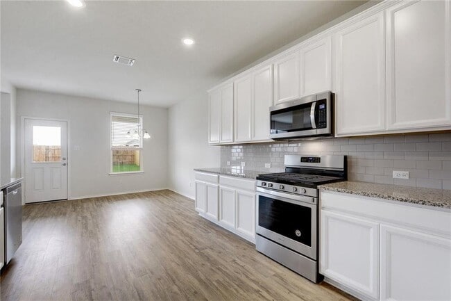 Building Photo - 121 Nettletree Dr