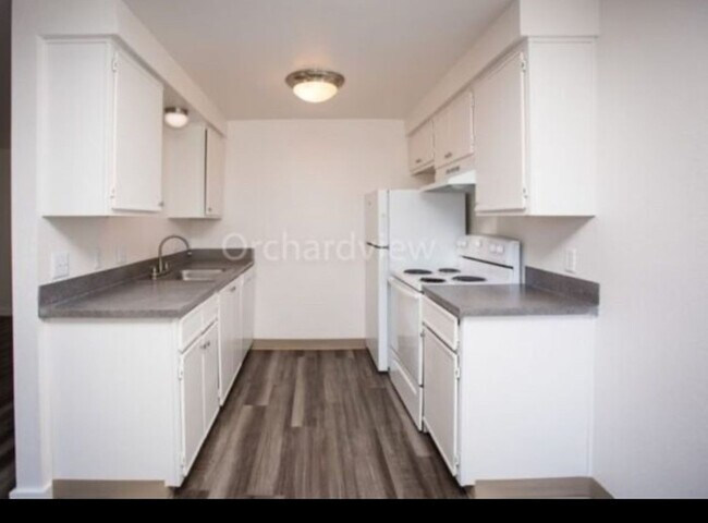 Building Photo - Beautiful 2 bed 1 bath living Starts Here!
