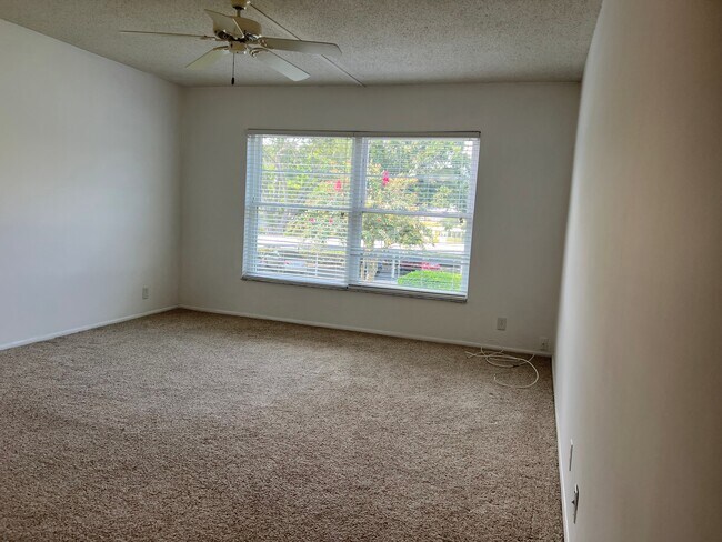 Building Photo - 333 N Lake Howard Dr