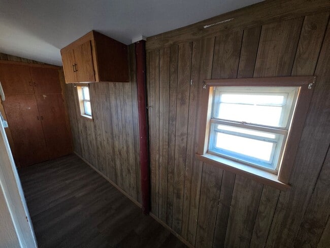 Building Photo - 3 Bedroom 1950's Home with Large Fenced Yard Available 1/12/26