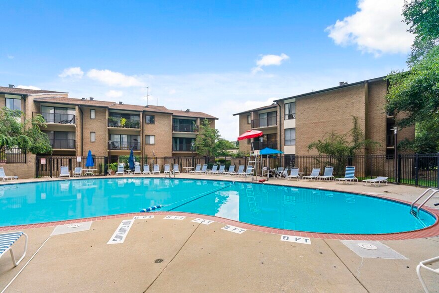 Beautiful swimming pool - 118 Monroe St