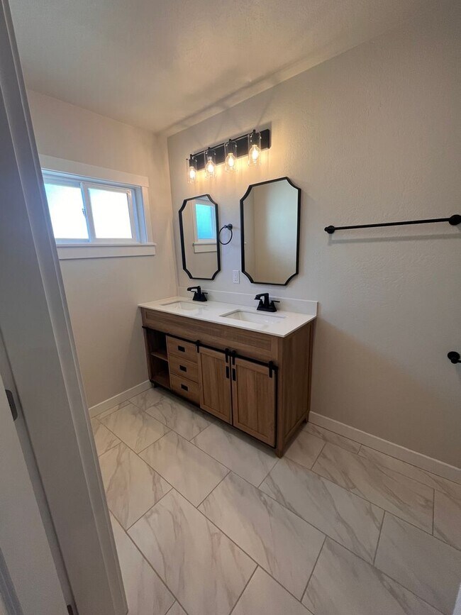 Building Photo - 315 N 1st St