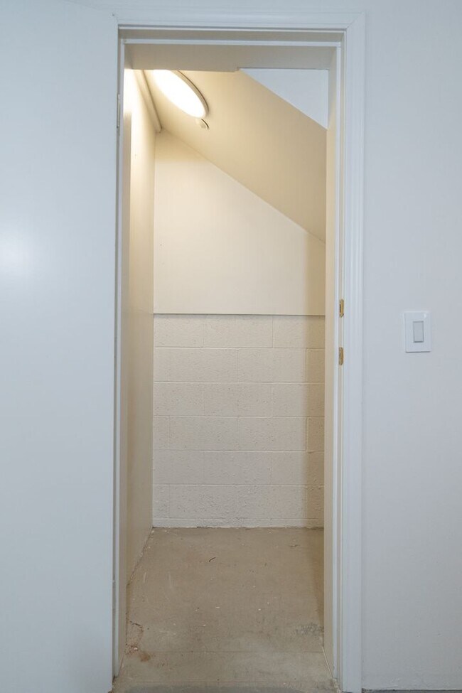 Building Photo - 2 WEEKS OFF SPECIAL..BEAUTIFUL 4 BED 3 BATH UNIT!!!!!