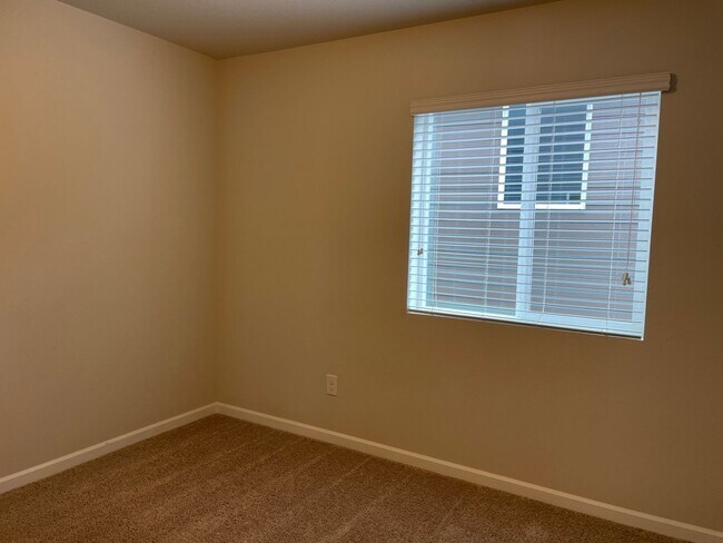 Building Photo - Beautiful 4 Bedroom 2.5 Bath Home Located ...
