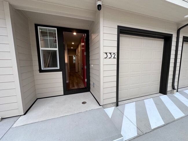 Building Photo - 4 Bedroom / 4 bath New Townhome. Every bedroom is its own Master Suite with your own full bathroo...