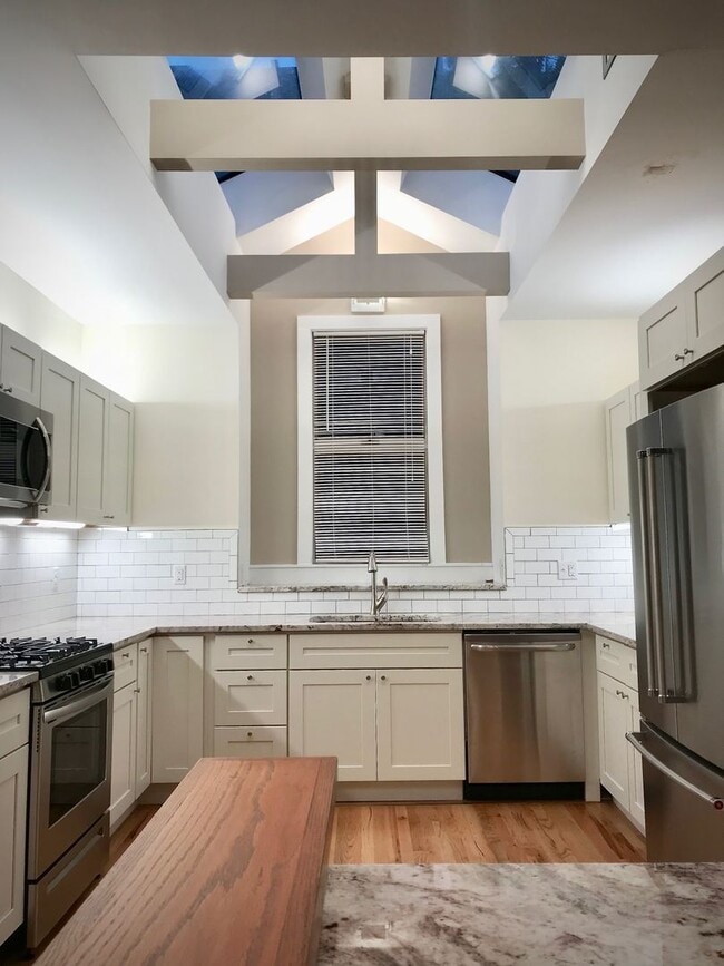 Building Photo - 5444 Claybourne St