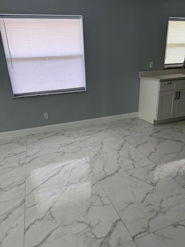 Building Photo - 2 Bed 1 Bath Duplex in Orlando for Rent