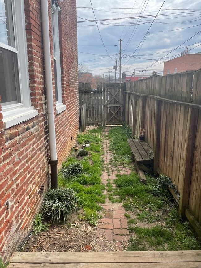 Building Photo - 5 N Harvie St