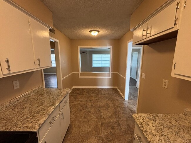 Building Photo - 6810 Sycamore Hill Dr