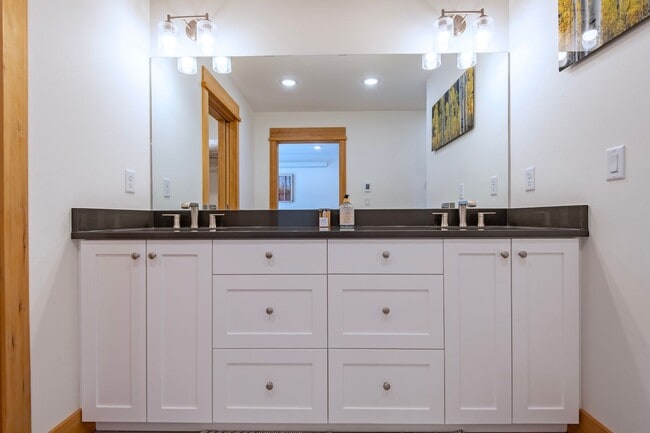 Building Photo - Seasonal Rental 11/1/25 - 5/30/26 Modern F...