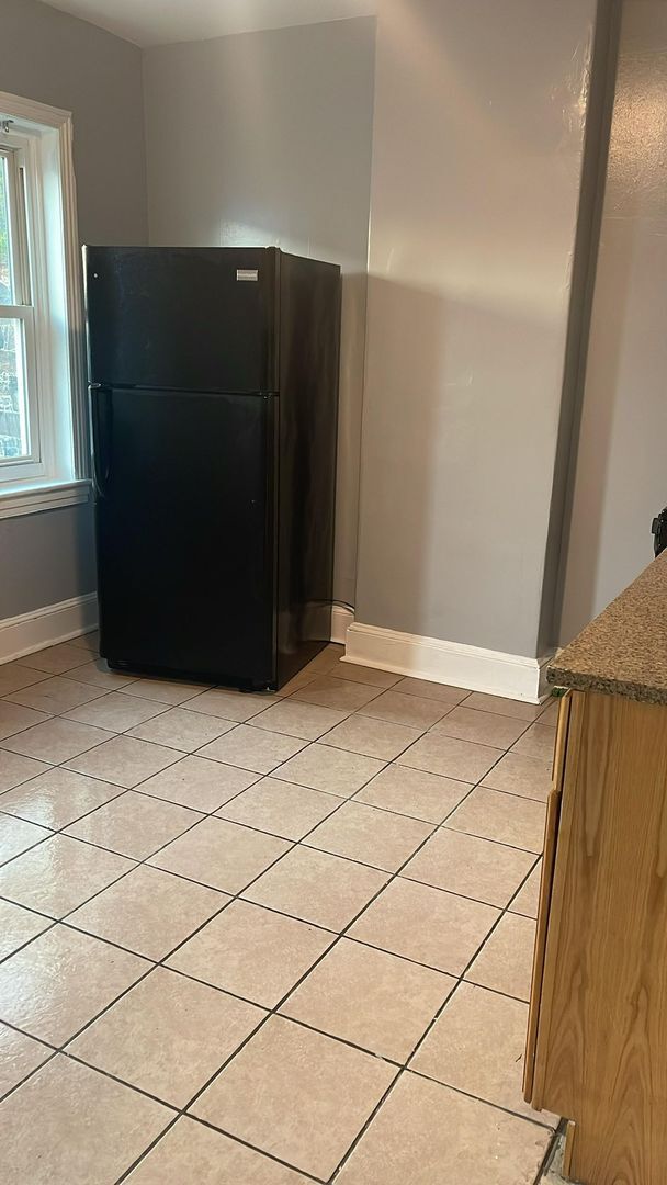 Building Photo - Spacious 1-Bedroom Unit with All-Inclusive Appliances!