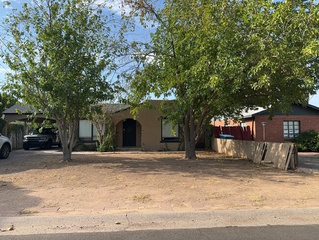 Building Photo - 2Bed/2Bath House at Indian School/11th St!...