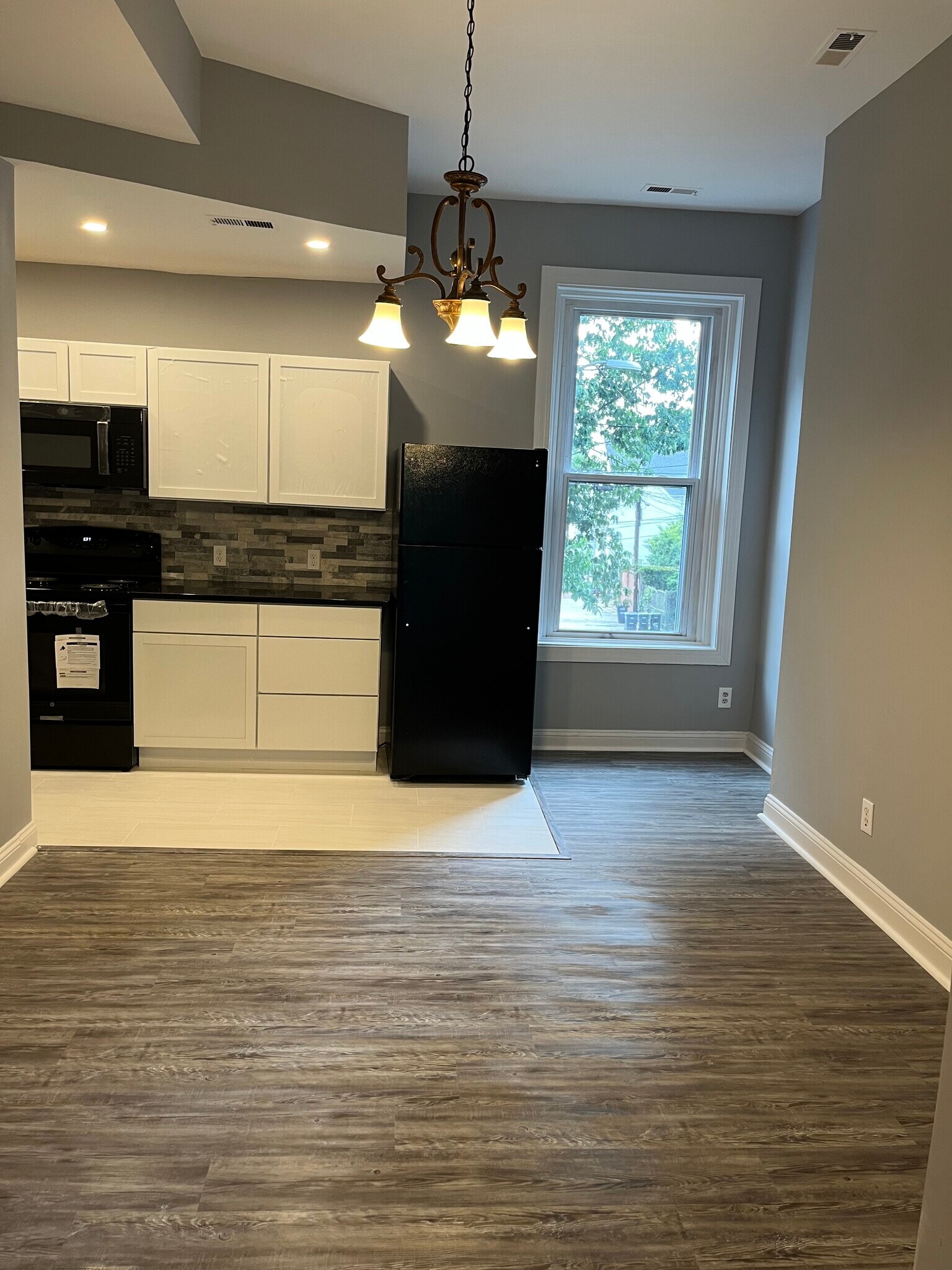 Building Photo - 1006 F St NE