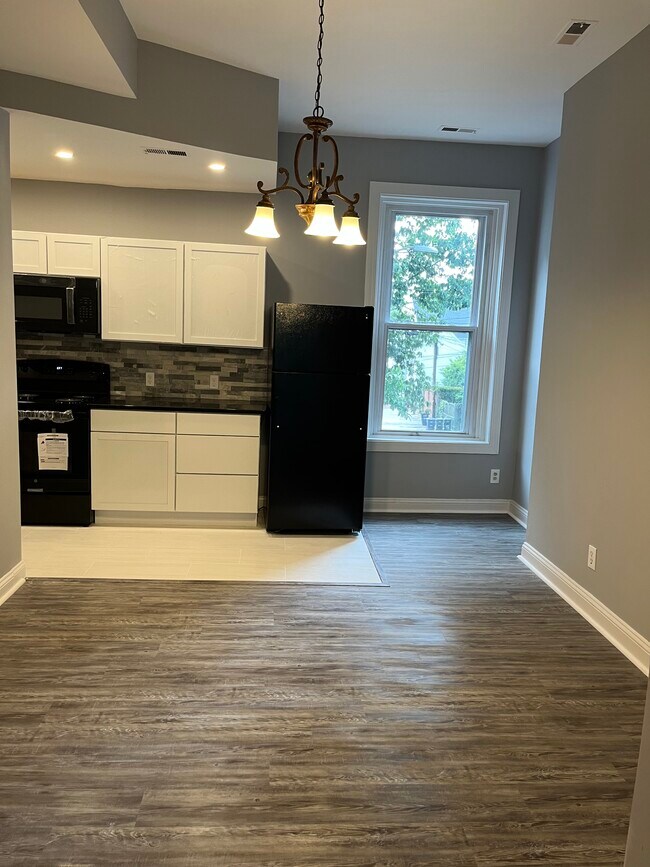 Building Photo - 1006 F St NE