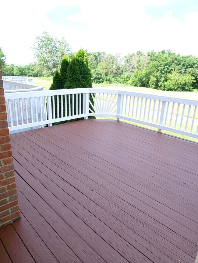 Building Photo - Gorgeous Former Model 4 Bed 2.5 Bath Townh...