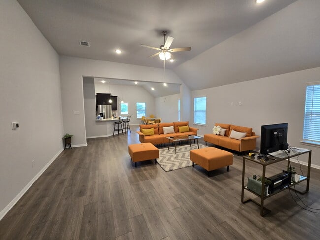 Building Photo - Gorgeous First Time Rental, 4 bed, 3 full bath in highly desirable Hills of Bear Creek