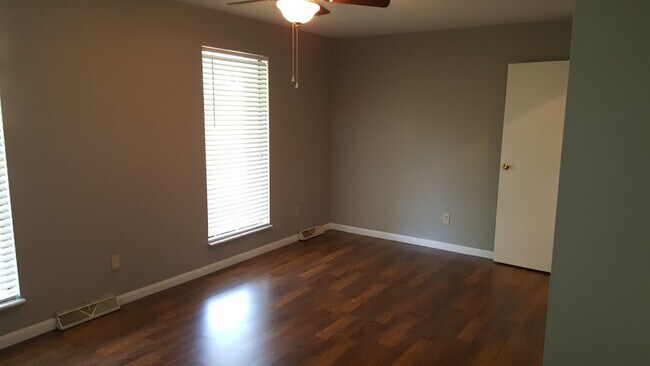 Building Photo - Large Home with Beautiful Mountain Views