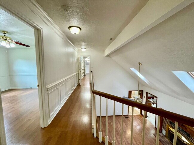 Building Photo - Spacious 6-Bedroom Gem In Fayetteville!