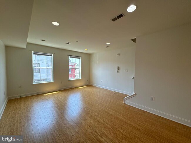 Building Photo - 1131 W Nevada St