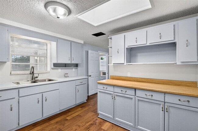 Building Photo - 8905 Tropical Palm Way