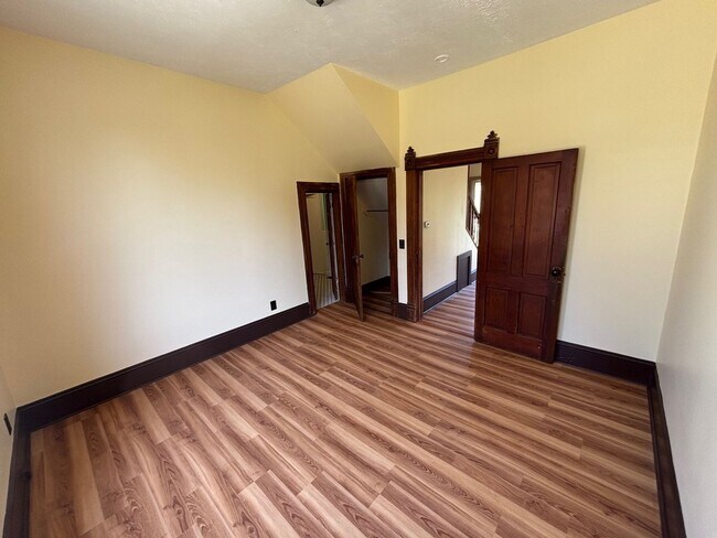 Building Photo - Charming Historic 4-bd Home for Rent – Ful...