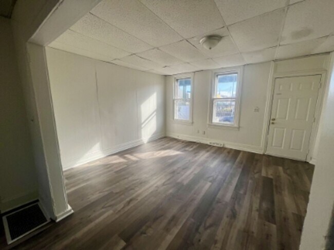 Building Photo - AVAILABLE FOR SHOWING!!! 4BR / 1BA.