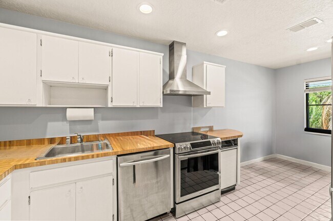 Building Photo - 46 Stratford Ln W
