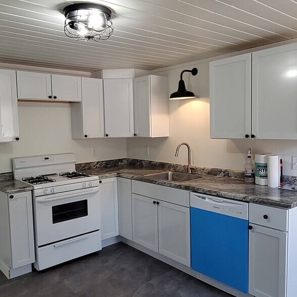 kitchen - 864 N Pine St