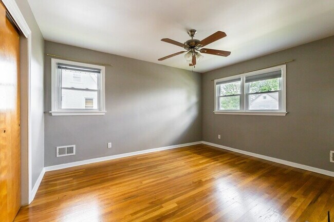 Building Photo - Bergenfield NJ Split Level Spacious Single Family home