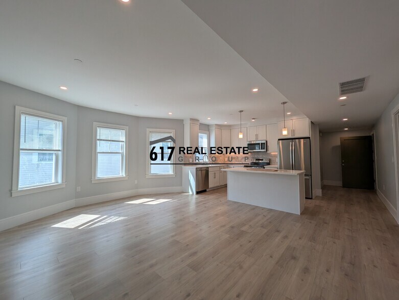 Building Photo - 11 Holton St