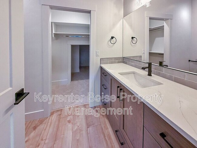 Building Photo - 622 E Krall St