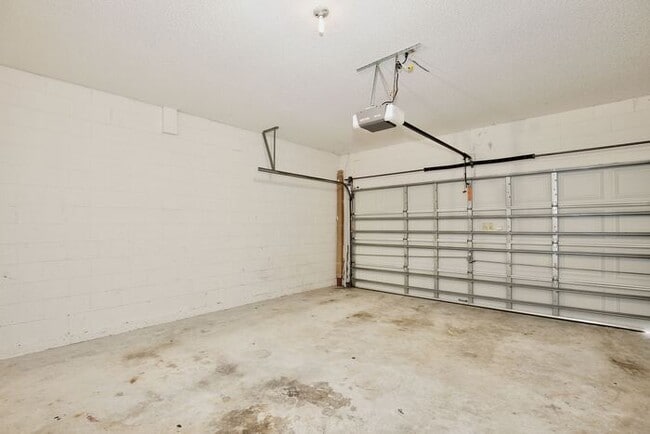 Building Photo - Lovely 3/2 Spacious Home and a 2 Car Garage in Deans Reserve - Orlando!