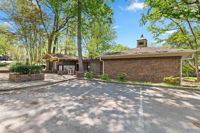 Building Photo - 2058 Woodlawn Dr SW