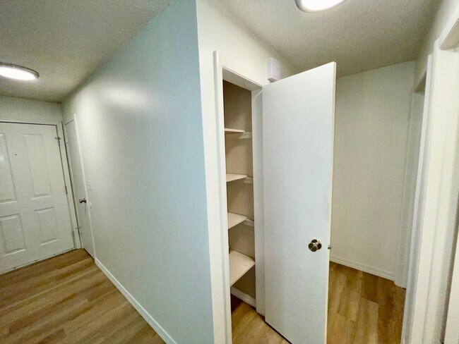 Building Photo - RENOVATED 2BD/1BA MILLWOOD APARTMENT | A/C | COVERED PARKING | PET FRIENDLY | AVAIL APRIL 15, 2026