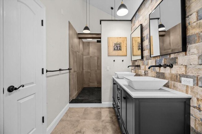 Building Photo - 2327 4th Ave N