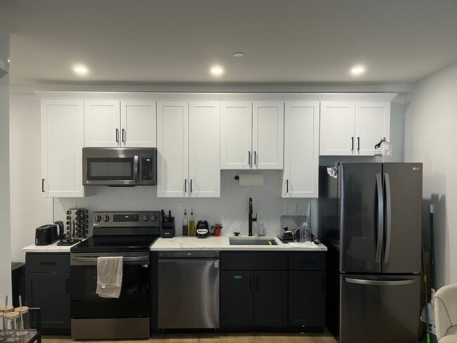 Building Photo - 144 Old Colony Ave