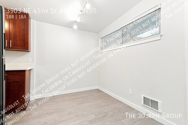 Building Photo - 3903 NE 45th St
