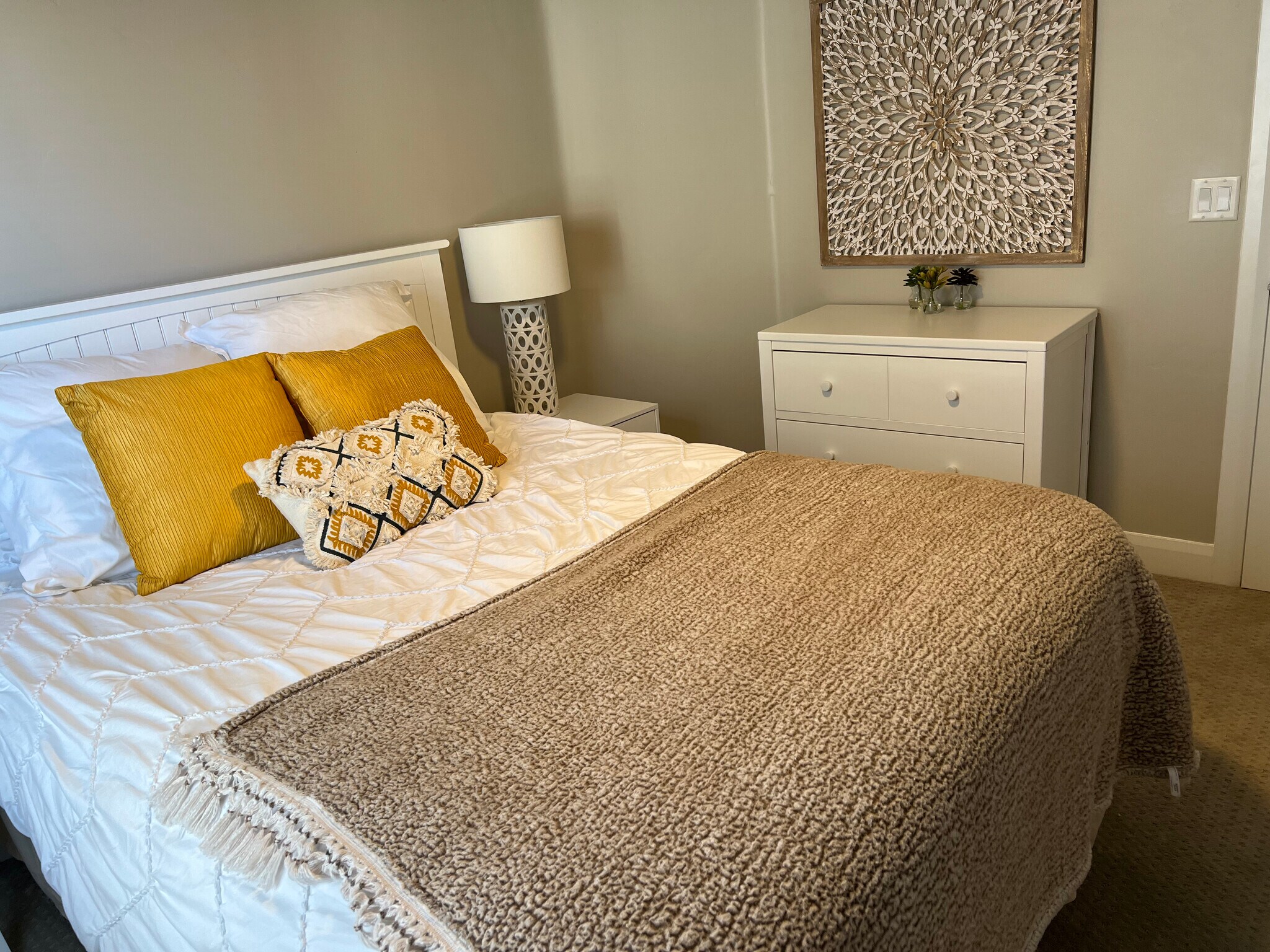 Building Photo - 1911 E Fiesta Ln