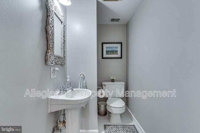 Building Photo - 912 Green St