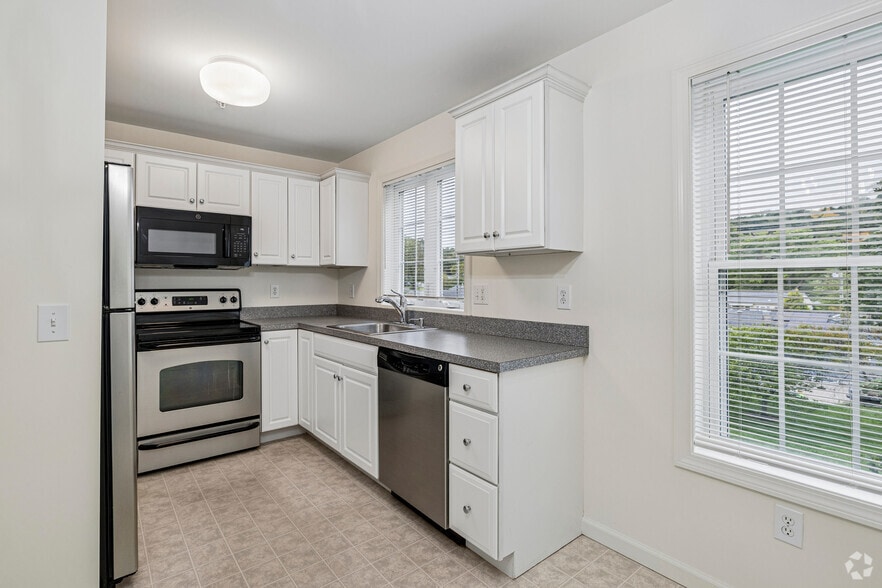 1BR, 1.5BA -714SF - Kitchen - Orchard Place