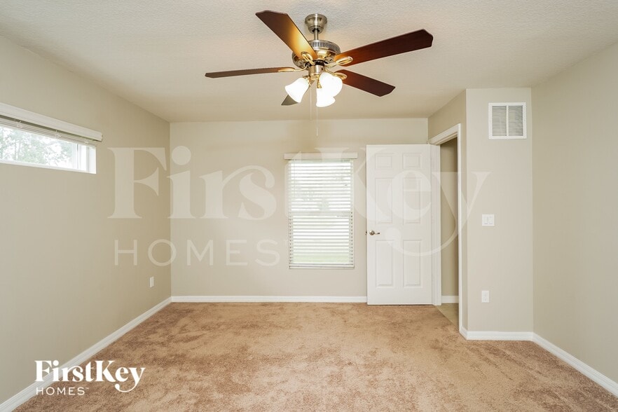 Building Photo - 2450 SW Madiera St