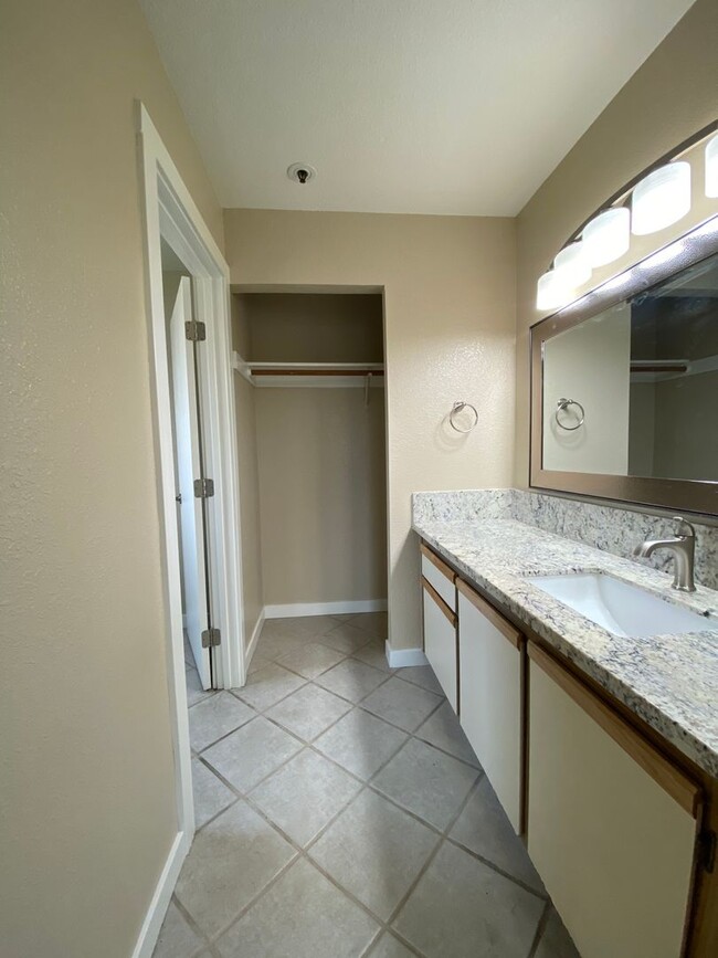 Building Photo - 2 Bed/2 Bath Condo - Owner Pays Water, Sew...