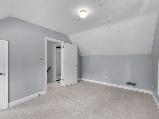 Building Photo - Classic Charm in Arlington