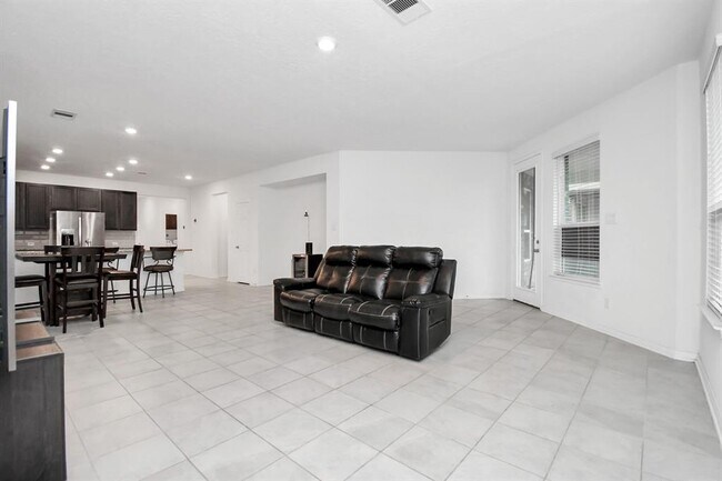 Building Photo - 2030 Domeniko Dr