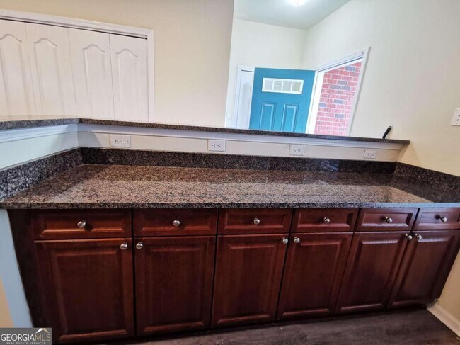 Building Photo - 2328 Suwanee Pointe Dr