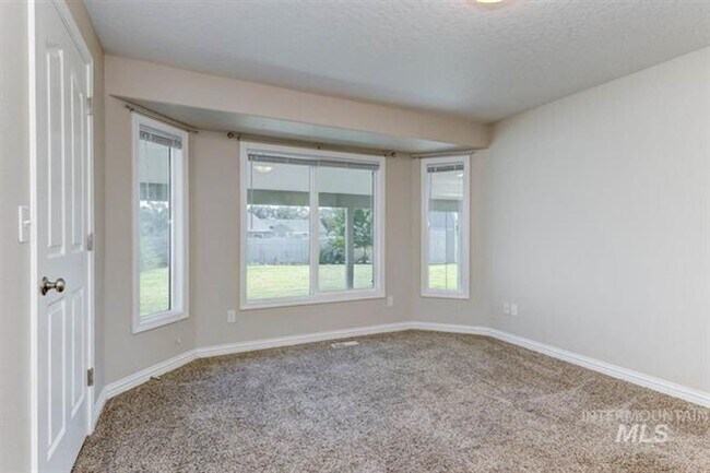 Building Photo - 4 Bedroom 2 Bath with RV Parking 2 Car Gar...