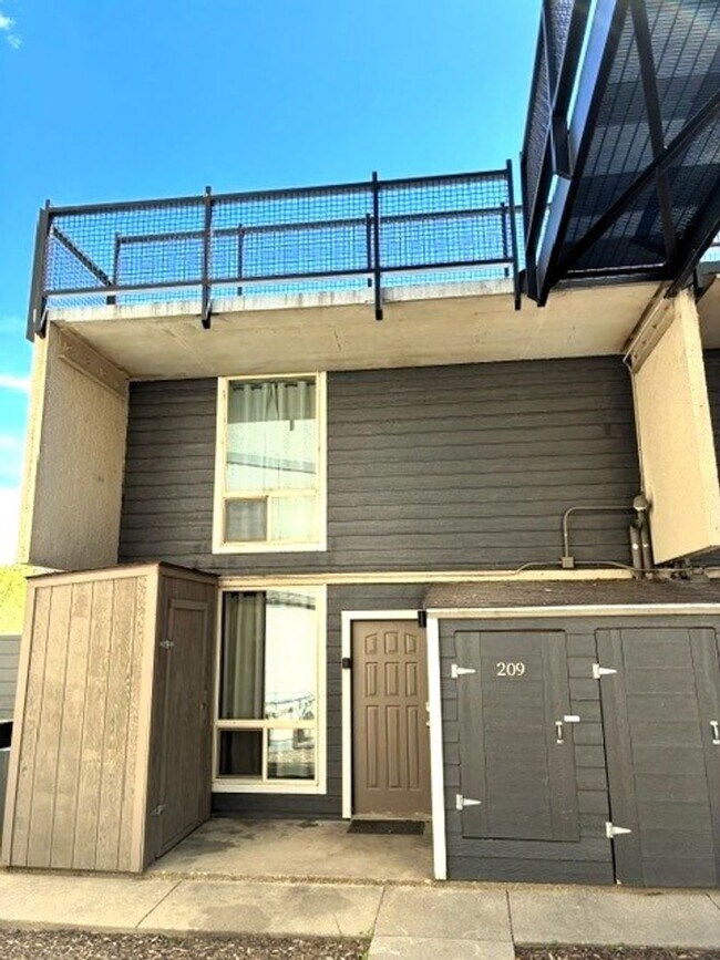 Building Photo - 340 Straight Creek Dr