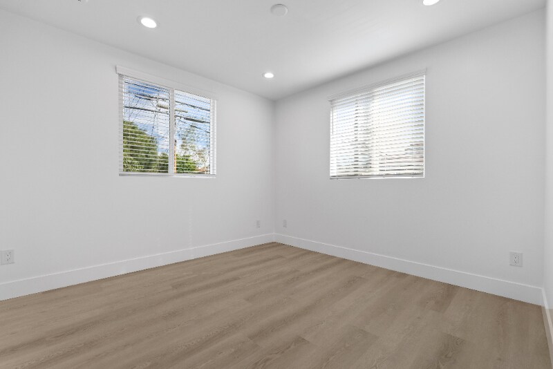 Building Photo - 232 N Hollywood Way