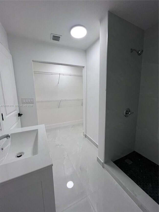 Building Photo - 10058 SW 156th Ct