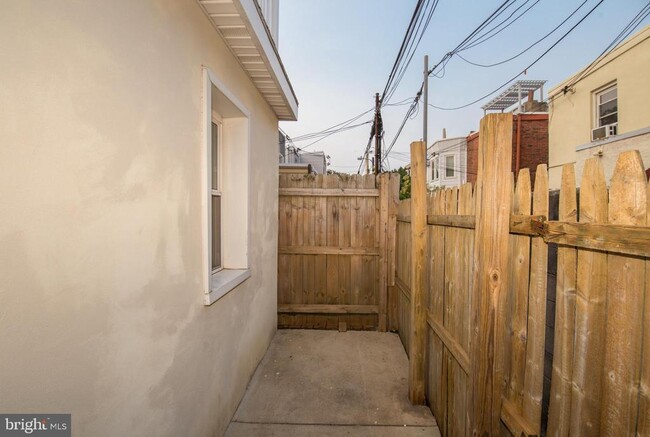 Building Photo - 811 N Judson St